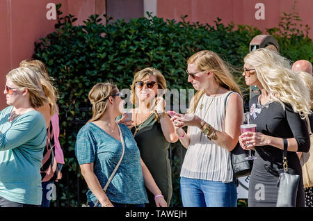 Les femmes parlent et se pencher sur leurs téléphones portables en étant debout sur Beale Street, le 12 septembre 2015, à Memphis, Tennessee. Banque D'Images