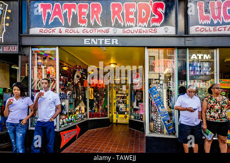 Les touristes afro-américains se tiennent à l'extérieur du Rouge Tater, le 12 septembre 2015, à Memphis, Tennessee. Banque D'Images