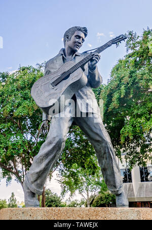 Une statue de bronze de musicien Elvis Presley Elvis Presley ancres Plaza sur Beale Street, le 12 septembre 2015, à Memphis, Tennessee. Banque D'Images