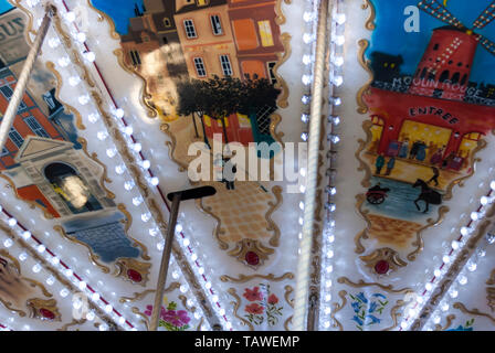 Plafond peint du carrousel de Paris près de Eiffel Tower Banque D'Images