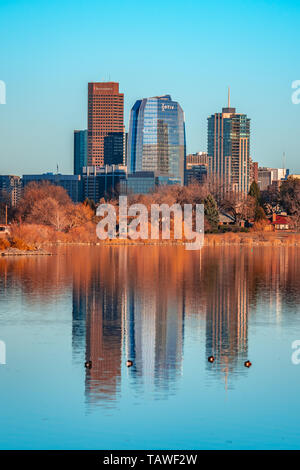 L'horizon de Denver réflexion sur Sloan Lake Banque D'Images