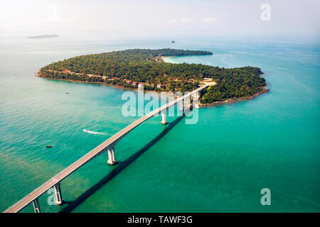 Longue route et passerelle TECHO MORAKAT à Snake Island KOH PUOS. Sihanoukville. Le Cambodge. Vue de dessus Vue aérienne. Banque D'Images
