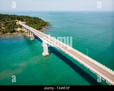 Scenic Vue aérienne du pont sur la mer. pont TECHO MORAKAT à Snake Island KOH PUOS. Sihanoukville. Le Cambodge. Vue de dessus Vue aérienne. Banque D'Images