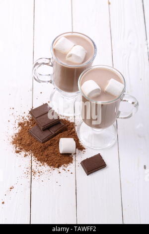 Le cacao avec des guimauves sur fond de bois blanc Banque D'Images