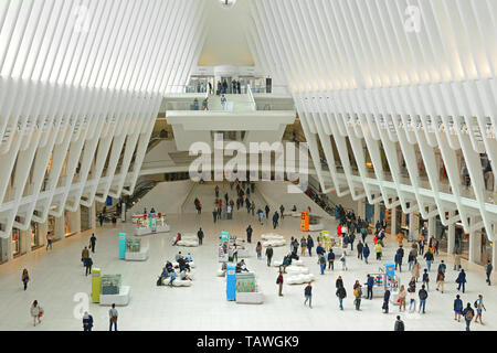World Trade Center, Westfield Shopping Centre à World Trade Center à Manhattan. L'intérieur de la galerie marchande et entrée à l'Oculus du métro Banque D'Images