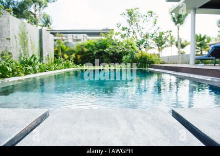 PHU QUOC, VIETNAM 28 juin 2017 : Piscine avec escalier et terrasse en bois à l'hôtel. Banque D'Images