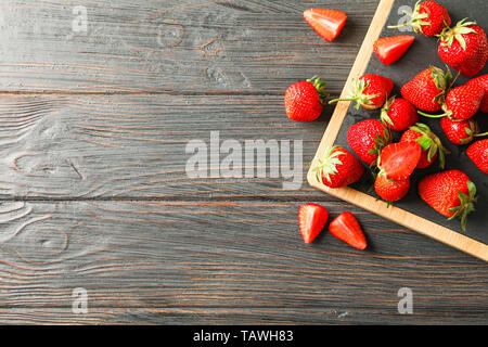 Planche à découper et de fraises fraîches sur la table en bois, vue du dessus et de l'espace pour le texte. Fruits et baies doux d'été