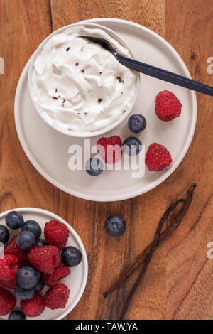 Produits laitiers yogourt à la vanille avec les baies fraîches Banque D'Images