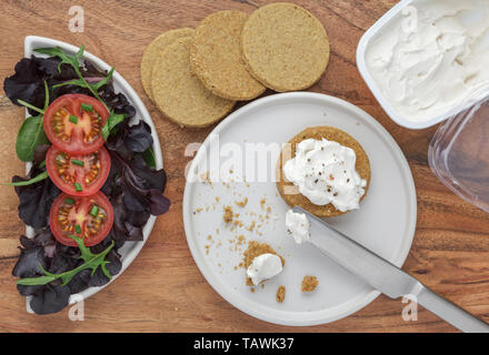 Produits laitiers Fromage à la crème sur des galettes servis avec salade Banque D'Images