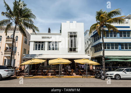 Miami, FL, USA - Le 19 avril 2019 : La Deco Walk Hostel sur l'Ocean Drive à l'historique quartier Art déco de Miami South Beach à Miami, Floride, U Banque D'Images