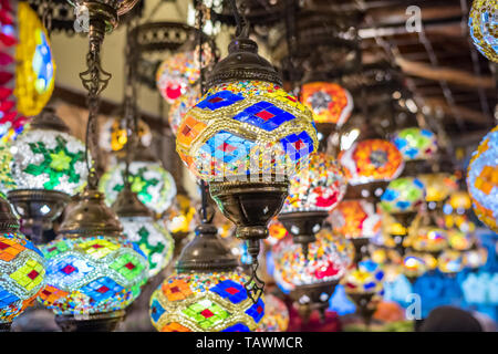 Variété de lampes en verre coloré la Turquie à vendre en Cappadoce, Turquie. Banque D'Images