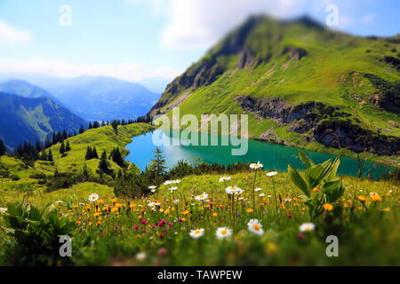Un Seealpsee lac de haute montagne dans les Alpes bavaroises Banque D'Images