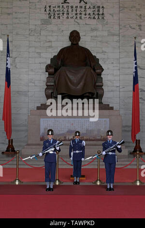 Les gardes d'honneur militaires taïwanais prennent part à la relève de la garde devant la statue de Chiang Kai-shek dans la salle principale de la salle commémorative de Chiang Kai-shek érigée en mémoire du généralissime Chiang Kai-shek, ancien président de la République de Chine situé dans le district de Zhongzheng, Taipei, Taiwan Banque D'Images