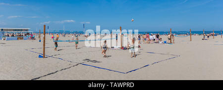 Panorama de personnes à jouer au volleyball de plage à Valence, Espagne Banque D'Images