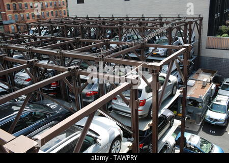 Parc de voitures en stationnement automatisé système dans new york city Banque D'Images