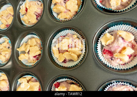 Muffin cru pâte d'effriter avant cuisson Banque D'Images