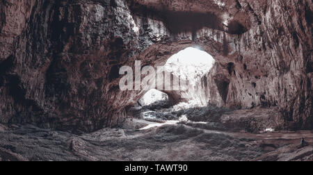 Vue panoramique à l'intérieur de la grotte Devetaki Devetashka près du village et de la rivière Osam en Bulgarie Banque D'Images
