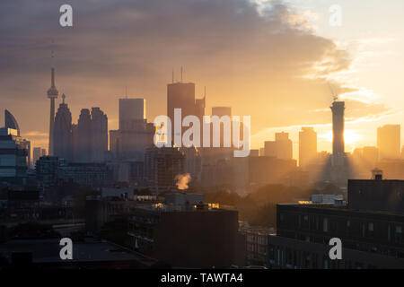 Le centre-ville de Toronto Skyline au cours de soir heure golden sunset Banque D'Images