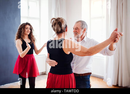 En couple avec la classe de danse professeur de danse. Banque D'Images