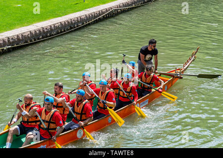 Paris, France - le 19 mai 2019 : course de canoë traditionnel appelé 'dragon' courses sur la rivière Porsuk à Eskisehir, Turquie Banque D'Images