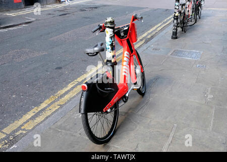 Location de vélo électrique apporte Uber service à Londres Banque D'Images