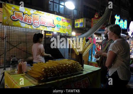 Les touristes visitent le marché nocturne de Raohe Street, l'un des plus anciens marchés nocturnes du district de Songshan, Taipei, Taiwan. Banque D'Images