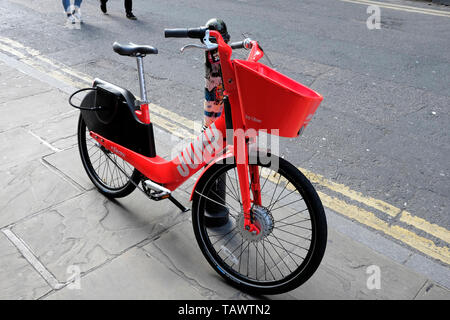 Location de vélo électrique apporte Uber service à Londres Banque D'Images