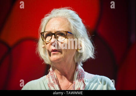 Artemis Cooper sur scène à Hay Festival de lire les travaux de John Julius Norwich Hay-on-Wye Powys Pays de Galles UK Banque D'Images