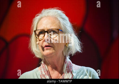 Artemis Cooper sur scène à Hay Festival de lire les travaux de John Julius Norwich Hay-on-Wye Powys Pays de Galles UK Banque D'Images