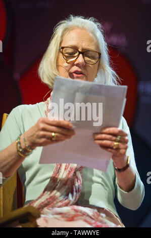 Artemis Cooper sur scène à Hay Festival de lire les travaux de John Julius Norwich Hay-on-Wye Powys Pays de Galles UK Banque D'Images