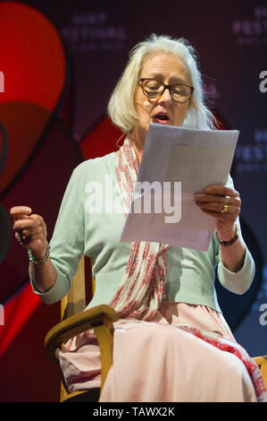 Artemis Cooper sur scène à Hay Festival de lire les travaux de John Julius Norwich Hay-on-Wye Powys Pays de Galles UK Banque D'Images