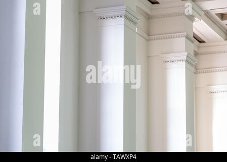 Arrière-plan de mur intérieur avec des colonnes blanches en ligne Banque D'Images