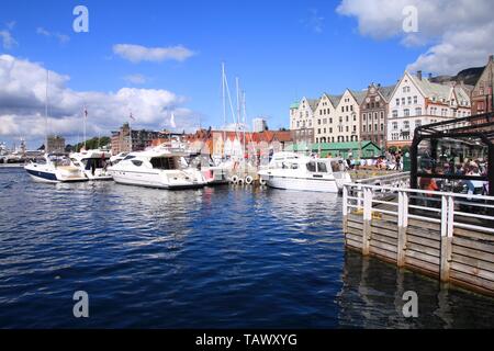 BERGEN, NORVÈGE - le 14 août 2010 : visite des gens de la rue Bryggen à Bergen, Norvège. Bryggen est un UNESCO World Heritage Site et l'un des plus populaires desti Banque D'Images