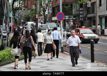 TOKYO, JAPON - 9 mai 2012 : la vie en ville dans le quartier d'Akasaka Minato, Tokyo, Japon. La grande région de Tokyo est la plus populeuse de la région métropolitaine e Banque D'Images