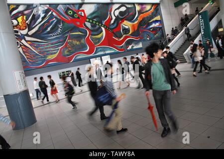TOKYO, JAPON - 9 mai 2012 : la foule pressée à la station Shibuya de Tokyo au Japon. Avec 2,4 millions de passagers sur un jour de semaine, c'est le 4ème poste r de banlieue Banque D'Images