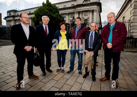 (De gauche à droite) journaliste d'Trevor Birney, David Davis MP, Louise O'Toole, survivant et l'époux de Louise Aidan O'Toole, journaliste d'Barry McCaffrey et un parent de deux victimes Patrick McCreanor se tiennent à l'extérieur de la Couronne de l'avant cour de Belfast une affaire concernant M. Birney et l'arrestation de M. McCaffrey sur l'utilisation de matériels qui auraient été volés de la Police Ombudsman for Northern Ireland (PONI). Photo date : mardi 28 mai 2019. Les deux journalistes d'enquête a travaillé sur Alex Gibney's documentaire sur le massacre de 1994 Loughinisland en Irlande du Nord. Voir l'activité de l'ULSTER histoire Banque D'Images