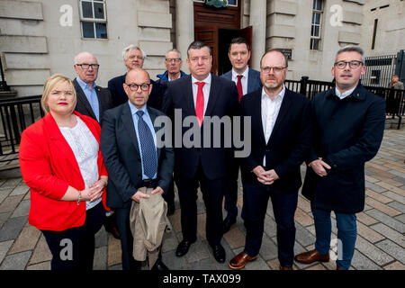 (De gauche à droite) la fille victime Adrian Rogan Emma Rogan, Gerry Carson du NUJ Belfast Branch, journaliste d'Barry McCaffrey, David Davis MP, Gerry Kelly MLA, solliciteur Niall Murphy, maire de Belfast John Finucane, journaliste d'Trevor Birney et sénateur irlandais Niall O Donnghaile se tiennent à l'extérieur de la Couronne de l'avant cour de Belfast une affaire concernant M. Birney et l'arrestation de M. McCaffrey sur l'utilisation de matériels qui auraient été volés de la Police Ombudsman for Northern Ireland (PONI). Photo date : mardi 28 mai 2019. Les deux journalistes d'enquête a travaillé sur Alex Gibney's docum Banque D'Images