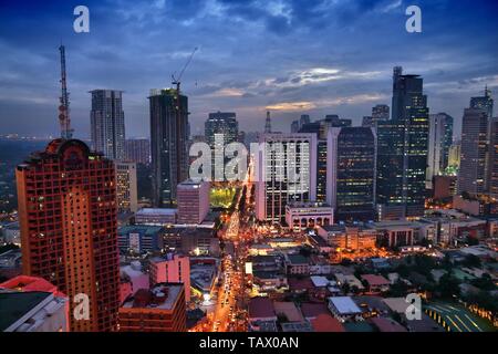 Makati City skyline nuit à Manille, aux Philippines. Les immeubles de bureaux. Banque D'Images