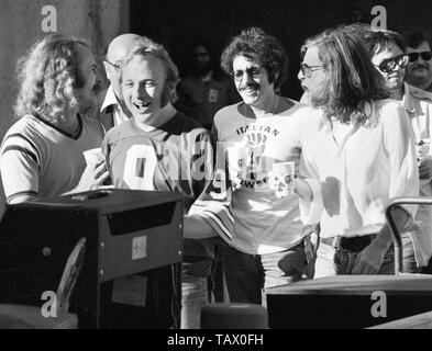 OAKLAND, USA - Le 14 juillet : Après te montrer : Crosby, Stills, Nash & Young en concert sur la scène du Stade d'Oakland, Californie le 14 juillet 1974 lors de leur tournée américaine de 1974. L-R David Crosby, Ahmet Ertegun, Stephen Stills, Joe Lala, Graham Nash, Neil Young(photo de Gijsbert Hanekroot) Banque D'Images