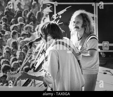 OAKLAND, USA - Le 14 juillet : Après le spectacle : Neil Young et David Crosby sur scène à Crosby, Stills, Nash & Young performance live au stade d'Oakland, Californie le 14 juillet 1974 lors de leur tournée américaine de 1974. (Photo de Gijsbert Hanekroot) Banque D'Images