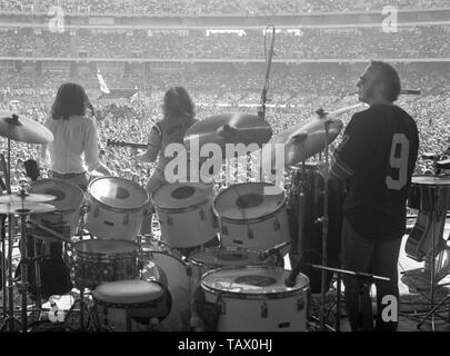 L-R) Graham Nash, David Crosby et Stephen Stills de Crosby Stills Nash and Young sur scène au Colisée d'Oakland le 13 juillet 1974 à Oakland, Californie, États-Unis.(Photo de Gijsbert Hanekroot) Banque D'Images