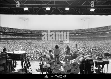 (L-R) Stephen Stills, Neil Young, Graham Nash et David Crosby Crosby Stills Nash et de jeunes sur scène au Colisée d'Oakland le 13 juillet 1974 à Oakland, Californie, États-Unis.(Photo de Gijsbert Hanekroot) Banque D'Images