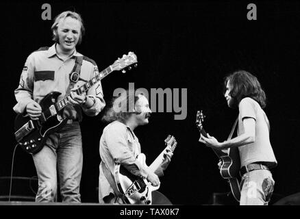 Londres - le 14 septembre : Crosby, Stills, Nash & Young en concert sur scène au stade de Wembley le 14 septembre 1974 L-R Steven Stills, David Crosby, Graham Nash, (Photo de Gijsbert Hanekroot) Banque D'Images