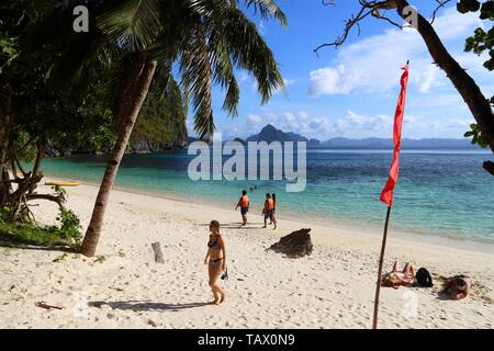 PALAWAN, PHILIPPINES - décembre 1, 2017 : personnes visitent la papaye Beach à Palawan, Philippines. 6 millions de touristes étrangers ont visité les Philippines en 2016. Banque D'Images