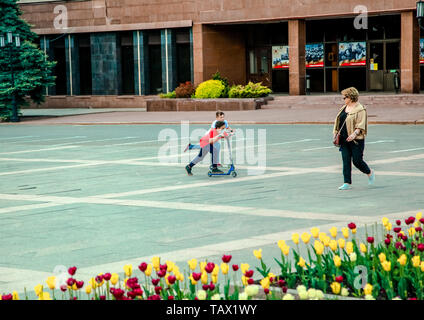 05 14 2019 La Russie, de l'oblast de Briansk. Les adolescents se font la concurrence en matière de vitesse sur les scooters à la place publique. Banque D'Images