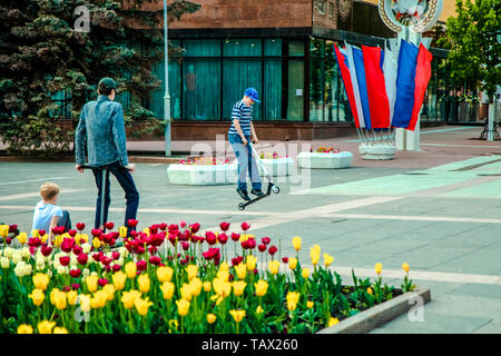 05 14 2019 La Russie, de l'oblast de Briansk. Les adolescents se font la concurrence en sautant sur les scooters à la place publique. Banque D'Images