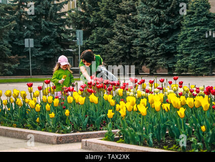 05 14 2019 La Russie, de l'oblast de Briansk. Mère et fille regardant le fleurs dans la place de la ville. Banque D'Images