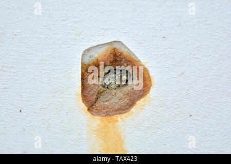 Mur de béton blanc avec trou de rouille. Dent sur la rouille de la grande maison ancienne rugosité wall Banque D'Images