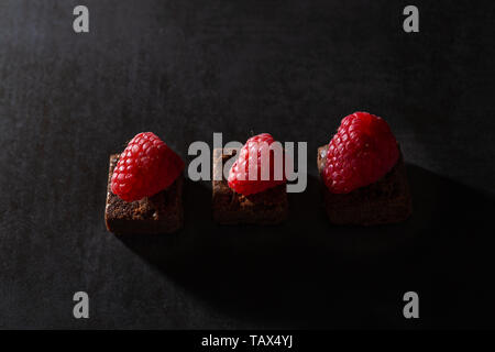 Brownies au chocolat avec garniture framboise. Touche bas frais généraux de l'éclairage. Banque D'Images