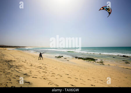 20.02.2019, Sal Rei, Boa Vista, Cap Vert - Praia de Chaves, kitesurfer sur la plage de sable. 00X190220D017CAROEX.JPG [communiqué de modèle : Non, PROPE Banque D'Images